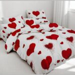 ❤️ Wit Dekbedovertrek met Rode Harten – 3-delige Set (200x220 cm) Breng een vleugje liefde en romantiek in je slaapkamer met dit stijlvolle dekbedovertrek van Glow Thuis. De witte achtergrond met speelse rode harten zorgt voor een warme, gezellige sfeer – perfect voor koppels of als cadeau. Inhoud van de set: 1 dekbedovertrek (200x220 cm) 2 bijpassende kussenslopen Productkenmerken: ✔ Luxe en zacht microvezel materiaal ✔ Ademend en comfortabel – geschikt voor elk seizoen ✔ Makkelijk te wassen op 40°C ✔ Duurzame kwaliteit voor dagelijks gebruik ✔ Modern en romantisch design Waarom kiezen voor Glow Thuis? Snelle verzending binnen Nederland Veilige online betaling Klantenservice in Nederlands, Engels en Pools Elke week nieuwe designs Laat je slaapkamer spreken met dit romantische hartjesontwerp. Bestel nu eenvoudig online via onze webshop!